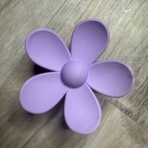 3/$20 Daisy hair claw